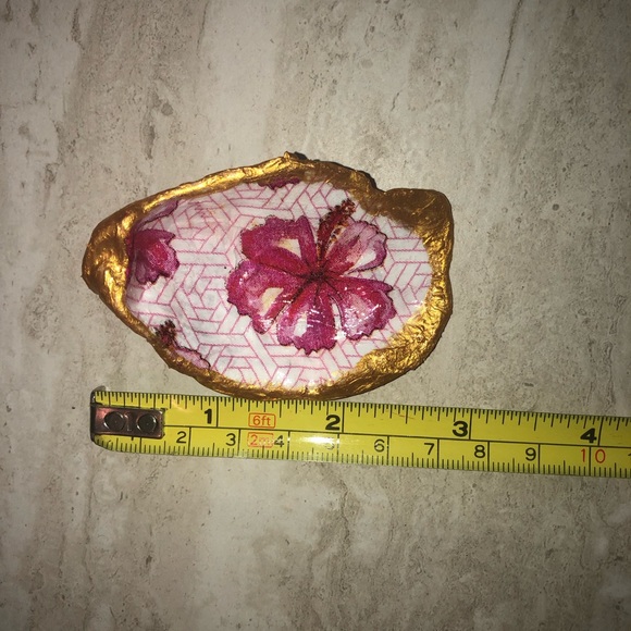 Handmade oyster shell trinket dish / ring dish - hibiscus flower design 🌺 - Picture 3 of 5